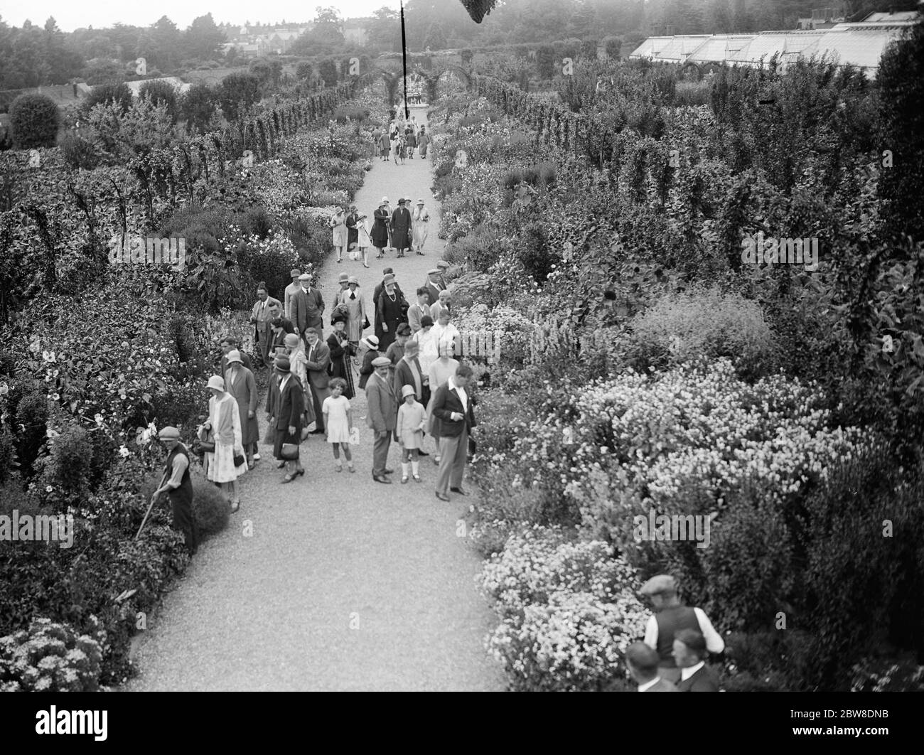 20, 000 Spaziergang rund um das König ' s Landhaus . Die wunderschöne Anlage im Sandringham House ist für die Öffentlichkeit zugänglich. Obwohl der König in Sandringham während der Woche Ende angekommen war, wurden die Anlagen an seiner Majestät ' s Norfolk Residenz, wieder für die Öffentlichkeit am Mittwoch geöffnet und es wurde geschätzt, dass 20 , 000 wären um das Landhaus des Königs gegangen, bevor die Tore geschlossen wären. Die Öffentlichkeit in den Gärten . Bis 22. August 1929 Stockfoto