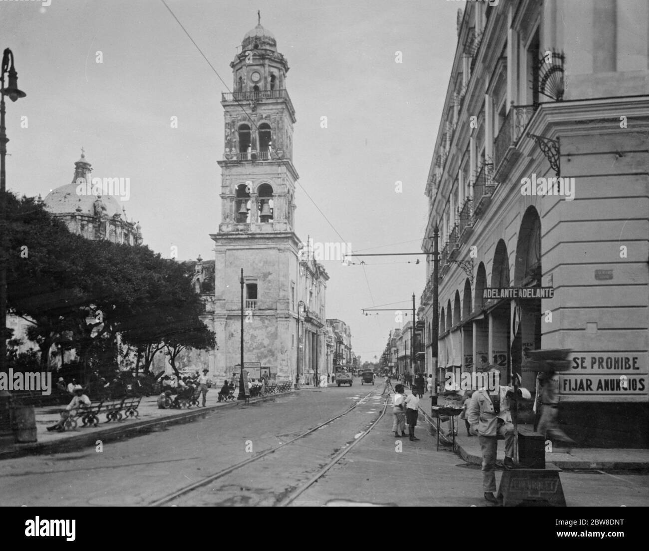 Veracruz , Mexiko ; Calla Independencia , die wichtigste Geschäftsstraße zeigt den Turm der Kirche Nuestra Senora de la Asuncion , gewidmet im Jahr 1734 . Stockfoto