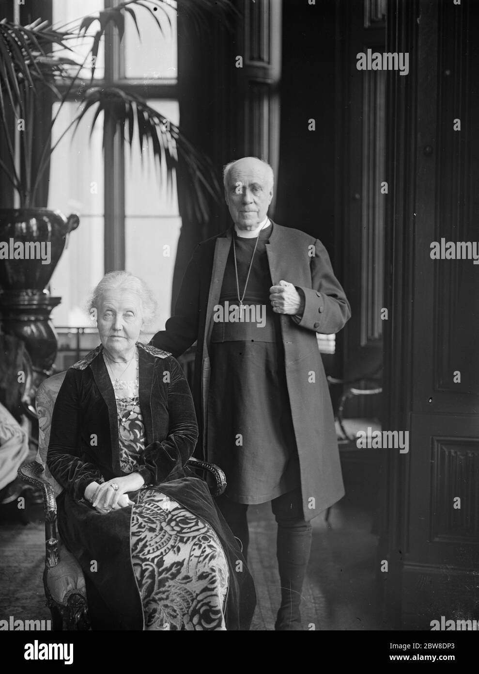 Der Rücktritt des Erzbischofs von Canterbury . DR und Frau Randall Davidson fotografiert am Lambeth Palace am Samstag. 10. November 1928 Stockfoto