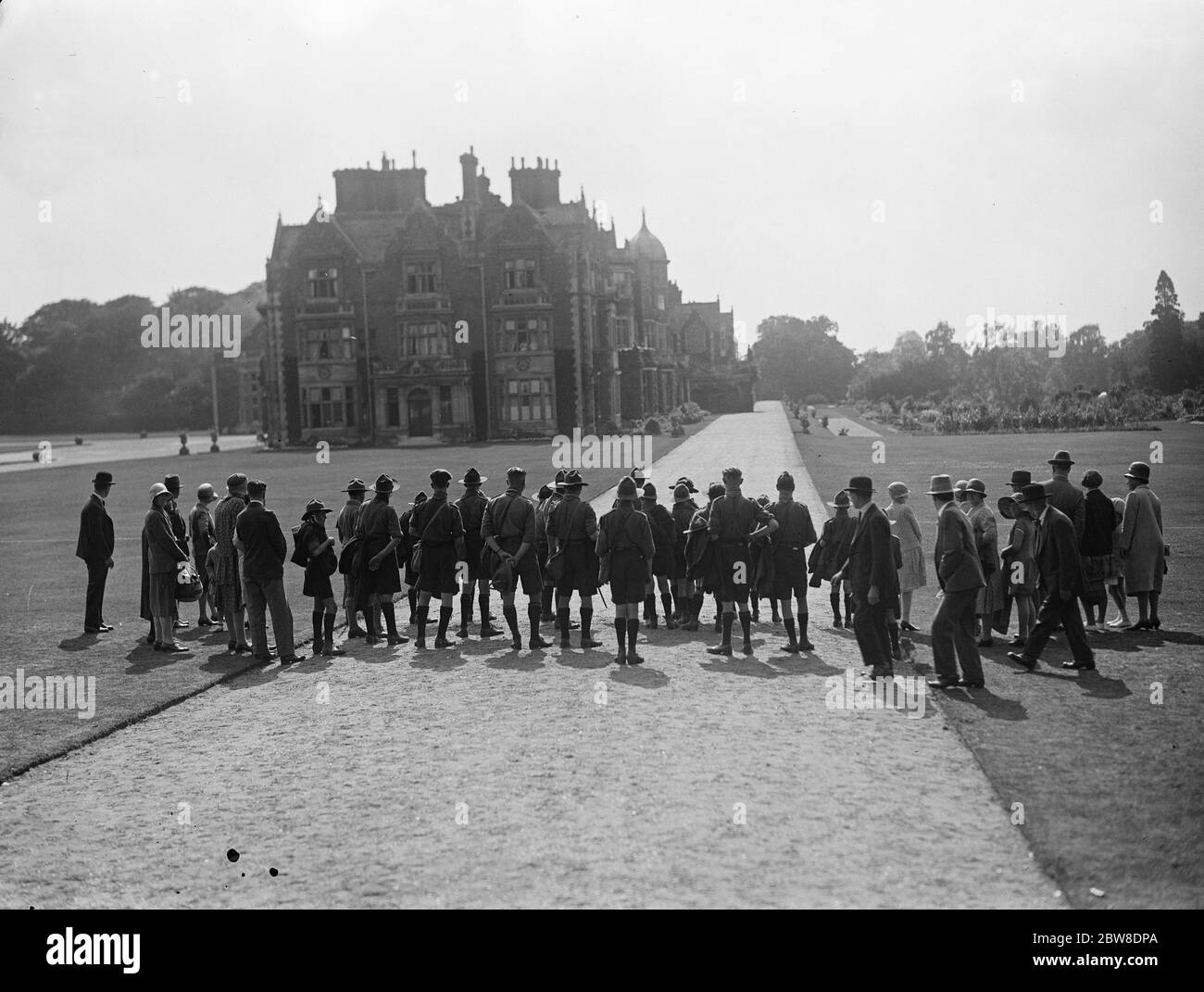 20, 000 Spaziergang rund um das König ' s Landhaus . Die wunderschöne Anlage in Sandringham ist für die Öffentlichkeit zugänglich. Obwohl der König in Sandringham während des Wochenendes angekommen war, wurden die Anlagen an seiner Majestät ' s Norfolk Residenz, wieder für die Öffentlichkeit am Mittwoch geöffnet, Und es wurde geschätzt, dass 20 , 000 hätte rund um den König ' s Landhaus vor den Toren geschlossen . Sandringham House konnte man von vielen verschiedenen Punkten in der wunderschönen Anlage zu Vorteil sehen. Bis 29. August 1929 Stockfoto