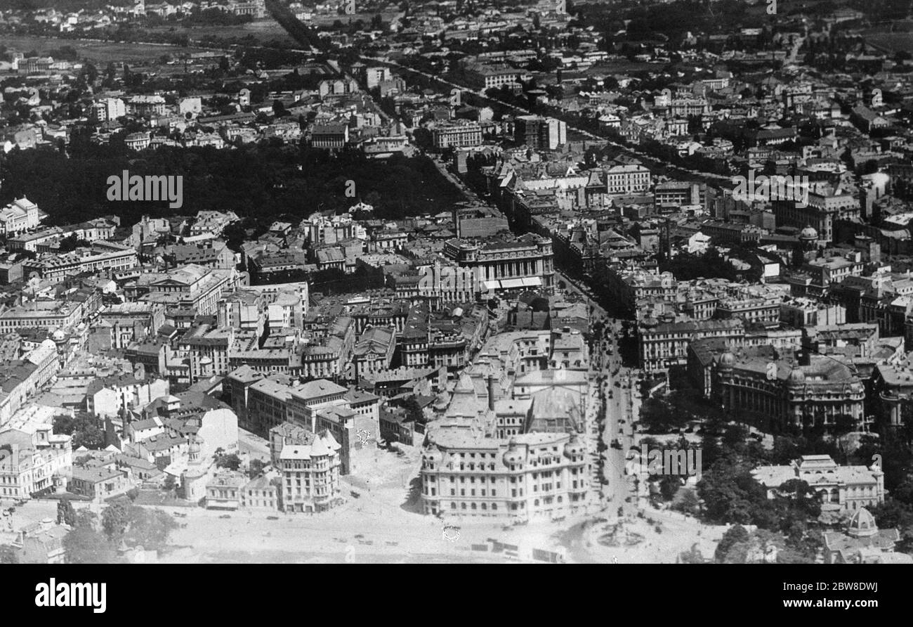 Rumänien , Bukarest . Eine Luftaufnahme, die die Kreuzung des Boulevard Bratislava und des Boulevard Carol zeigt, mit der Universität im Vordergrund. 21 Februar 1929 Stockfoto