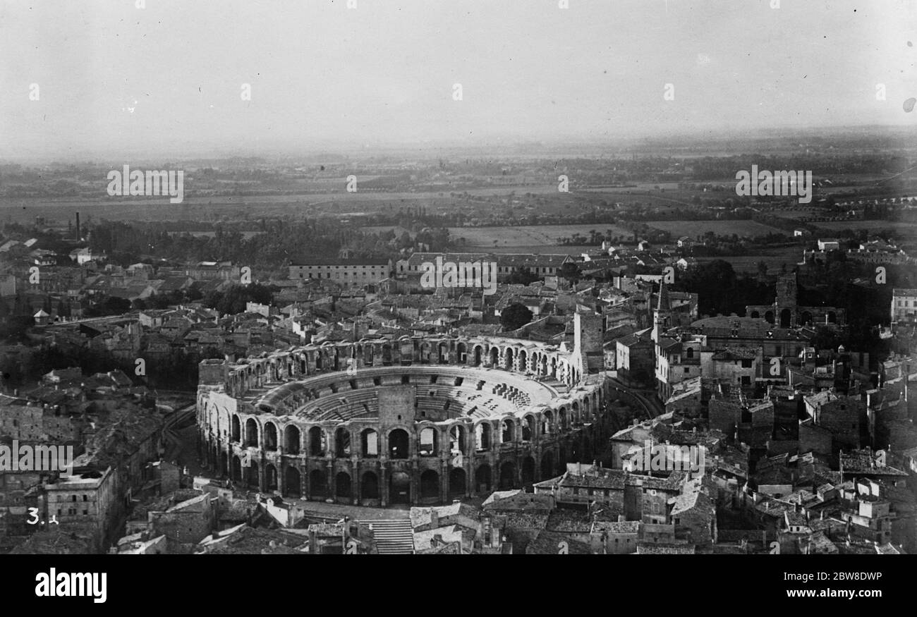 Berühmte alte Weltstadt durch Feuer verwüstet. Historische Gebäude können beteiligt sein. Arles in Südfrankreich . März 1929 Stockfoto