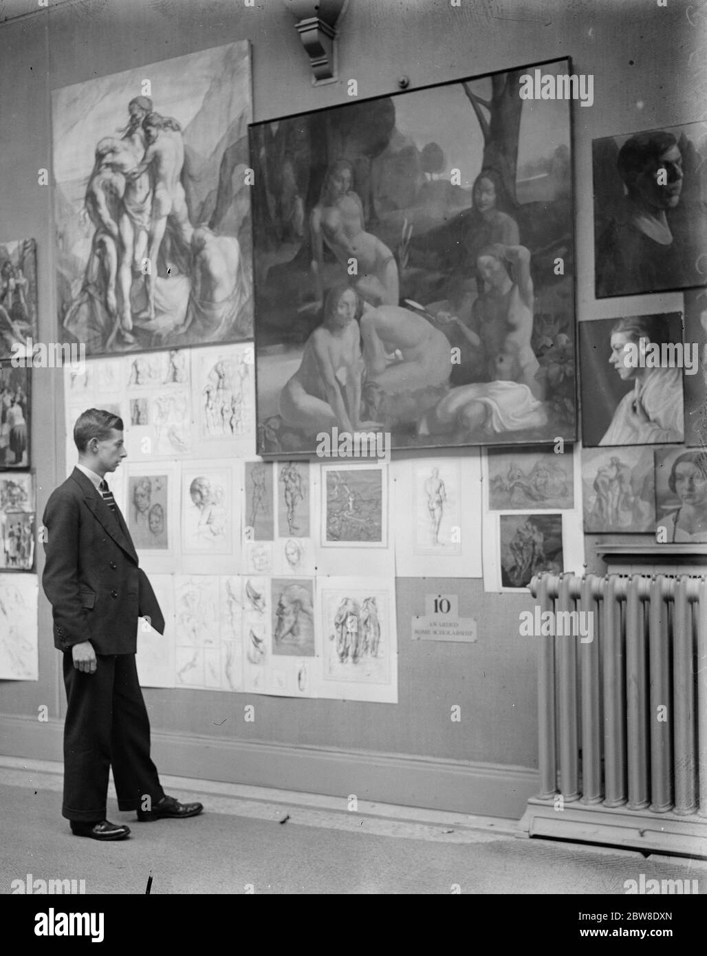 Jüngster Kunststudent gewinnt das Rom-Stipendium. Ein bemerkenswertes Wandgemälde . Herr Reginald J Finny am Imperial Institute mit den zahlreichen Designs, die er eingereicht. 30. Januar 1929 Stockfoto
