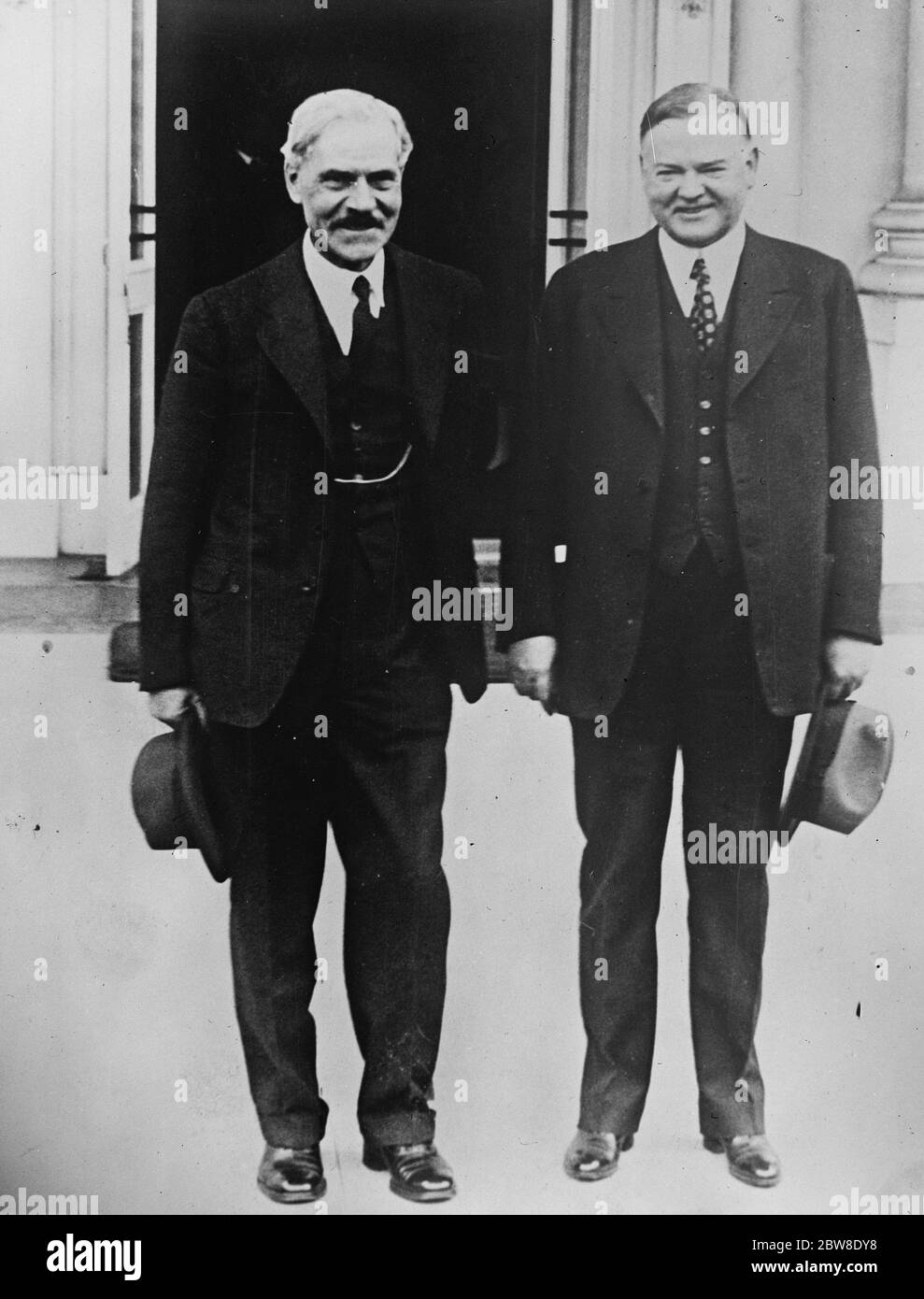 Herr MacDonald mit Präsident Hoover . Präsident Hoover und Herr Ramsay MacDonald fotografierten beim Verlassen des Weißen Hauses , Washington , für ihre privaten Gespräche . 16. Oktober 1929 Stockfoto