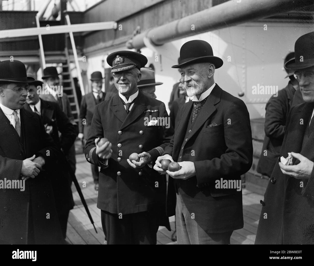 Das erste Apfelschiff aus Australien kommt am King George Vth Dock in London an. Sir Joseph Cook, der australische Hochkommissar in London, mit Kapitän C Daniels von der Commonwealth Shipping Line. April 1927 Stockfoto