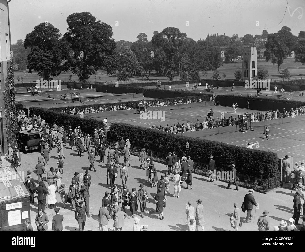 Brillante Eröffnung für Wimbledon Rasen Tennis Meisterschaften . Ein allgemeiner Blick auf die Außenhöfe. 25 Juni 1928 Stockfoto