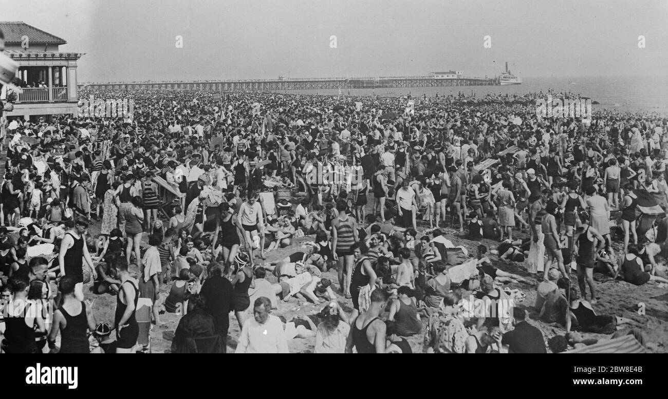 Mehr als eine Million Menschen . Notieren Sie die Staus der Urlauber am Coney Island Beach während der Hitze. Bis 16. August 1928 Stockfoto