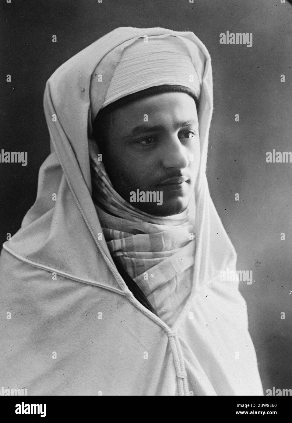 Harem durch tanzende Hunde ersetzt, Trapez-Performer und Tight Seilläufer. Sidi Mahommed . Der Sultan von Marokko, der, nach der Pariser Presse ist die Annahme "europäischen Bräuche". Ein neues Porträt, das gerade in London empfangen wurde. 20. November 1928 Stockfoto