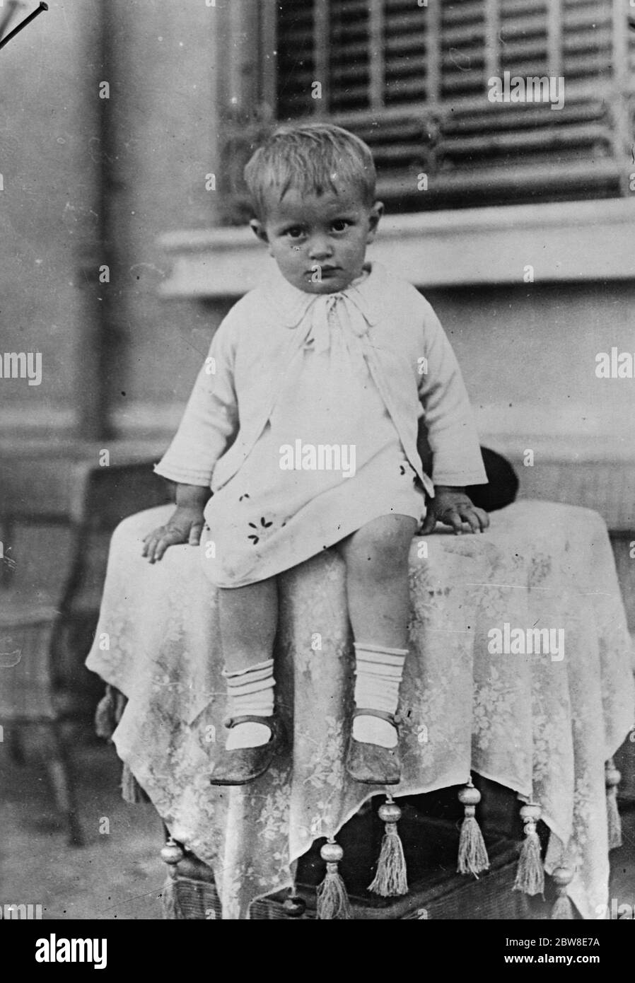 Seine Nase aus dem Gelenk. Mussolini ' s Baby Sohn auf der Veranda seines  Hauses letzte Woche fotografiert. Er war sein Vater das besondere Haustier,  aber es ist jetzt bekannt, dass Donna