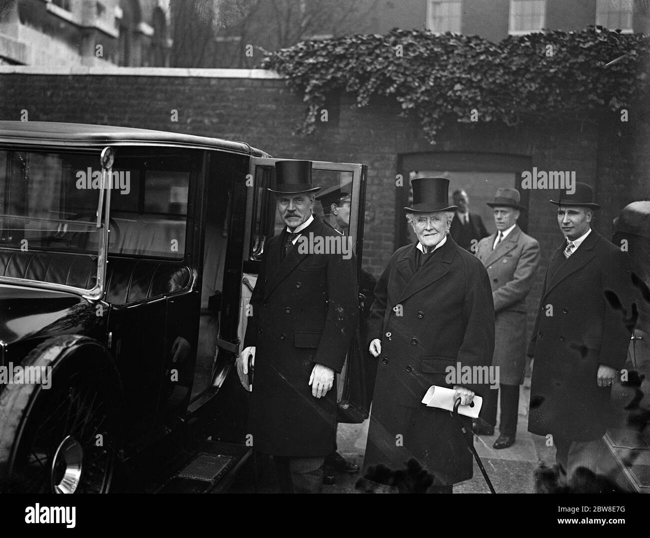 Der König empfing den Premierminister im Buckingham Palace, als Herr Ramsay MacDonald über die Erfahrungen seines Besuchs in Amerika berichtet. Der Premierminister verlässt die Downing Street Nr. 10 für Buckingham Palace in Gesellschaft mit Lord Parmoor . November 1929 Stockfoto