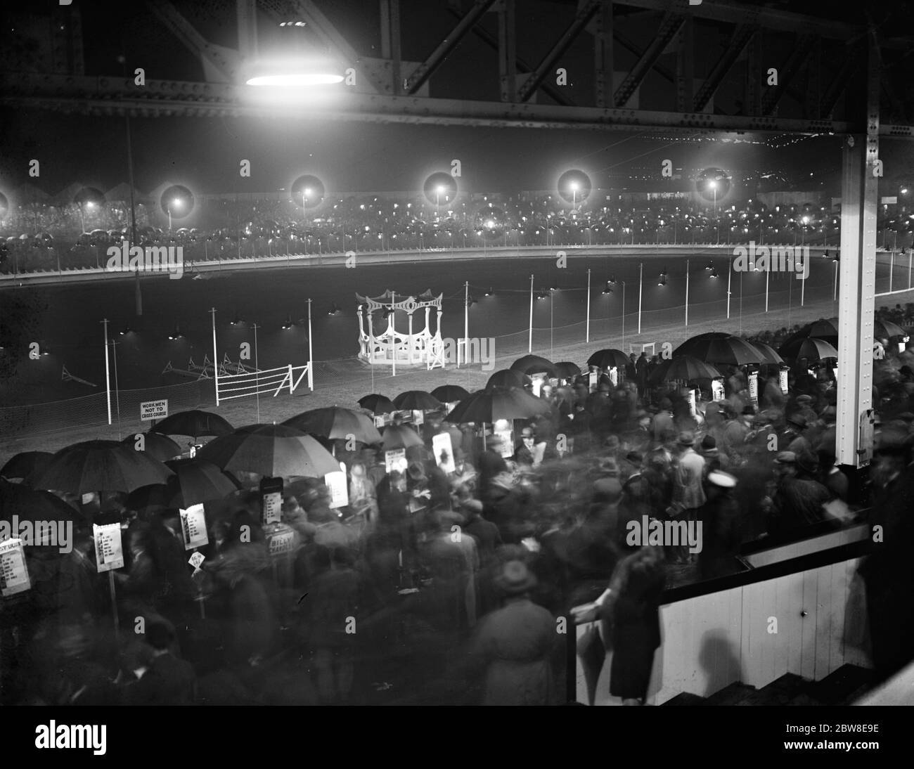 Die neue Windhundstrecke in London wird in Harringay eröffnet. Ein allgemeiner Blick auf die Szene auf der Strecke am Eröffnungsabend, die durch Regen getrübt wurde. Die Richterbox befindet sich in der Mitte des Bildes. Die Startbox ist in der Mitte zu sehen. 14. September 1927 Stockfoto