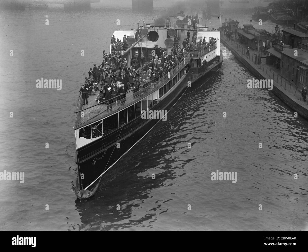 Beliebte Dampfschiffe beginnen Sommer Segeln. Der Royal Sovereign das erste Paddelboot, das die London Bridge nach Margate und Ramsgate verlässt. 26 Mai 1928 Stockfoto