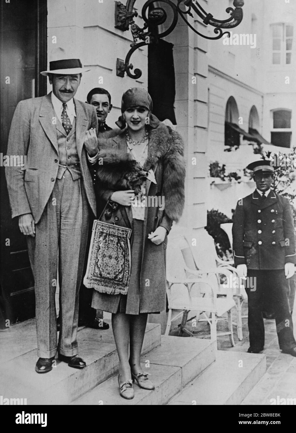 Herr und Frau Adolphe Menjou in Le Touquet . 1. August 1929 Adolphe Jean Menjou und die erste Frau Kathryn Carver Stockfoto