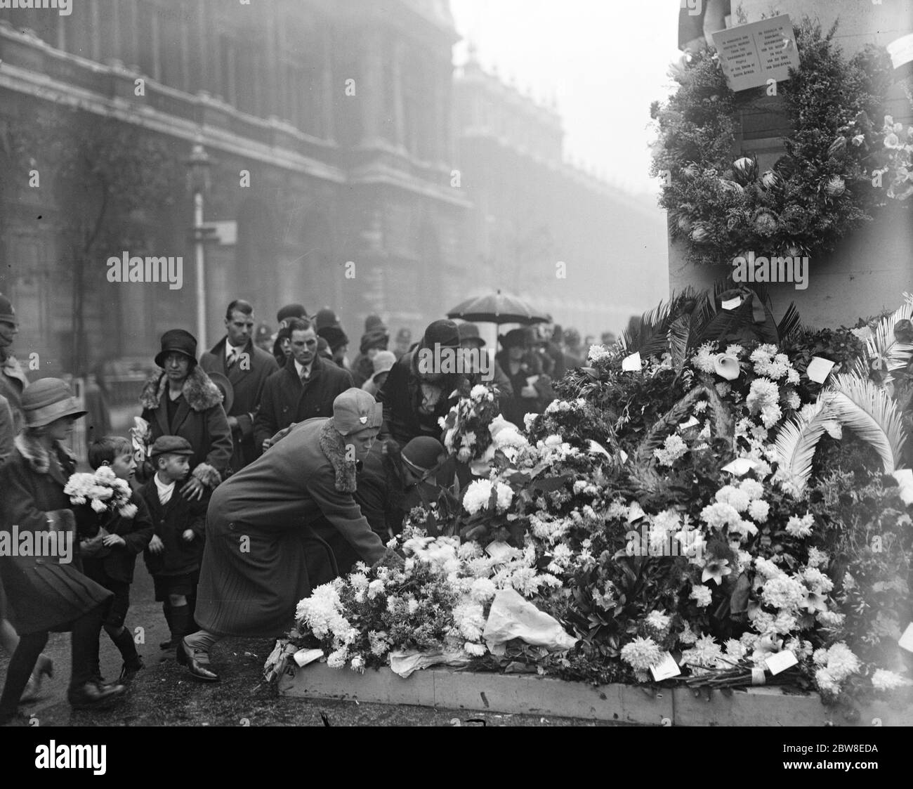 10. Jahrestag des Waffenstillstands . Leying Tributes am Fuße des Cenotaph, London. 13. November 1928 Stockfoto