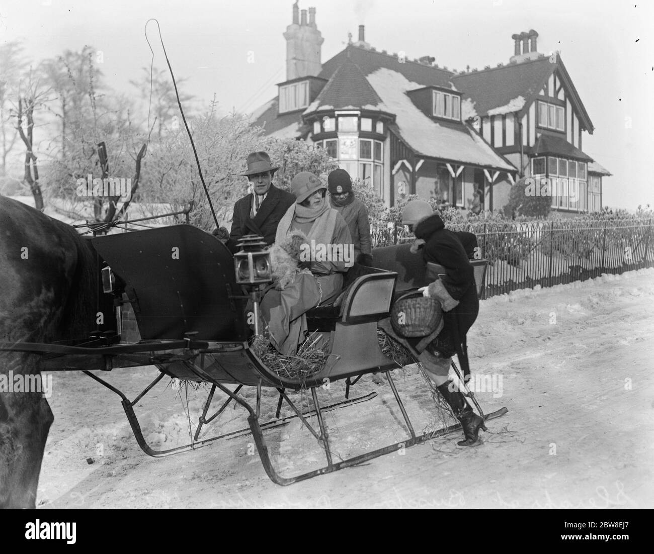 Schlitten vertreiben Taxis in Buxton, Derbyshire. Dezember 1925 Stockfoto