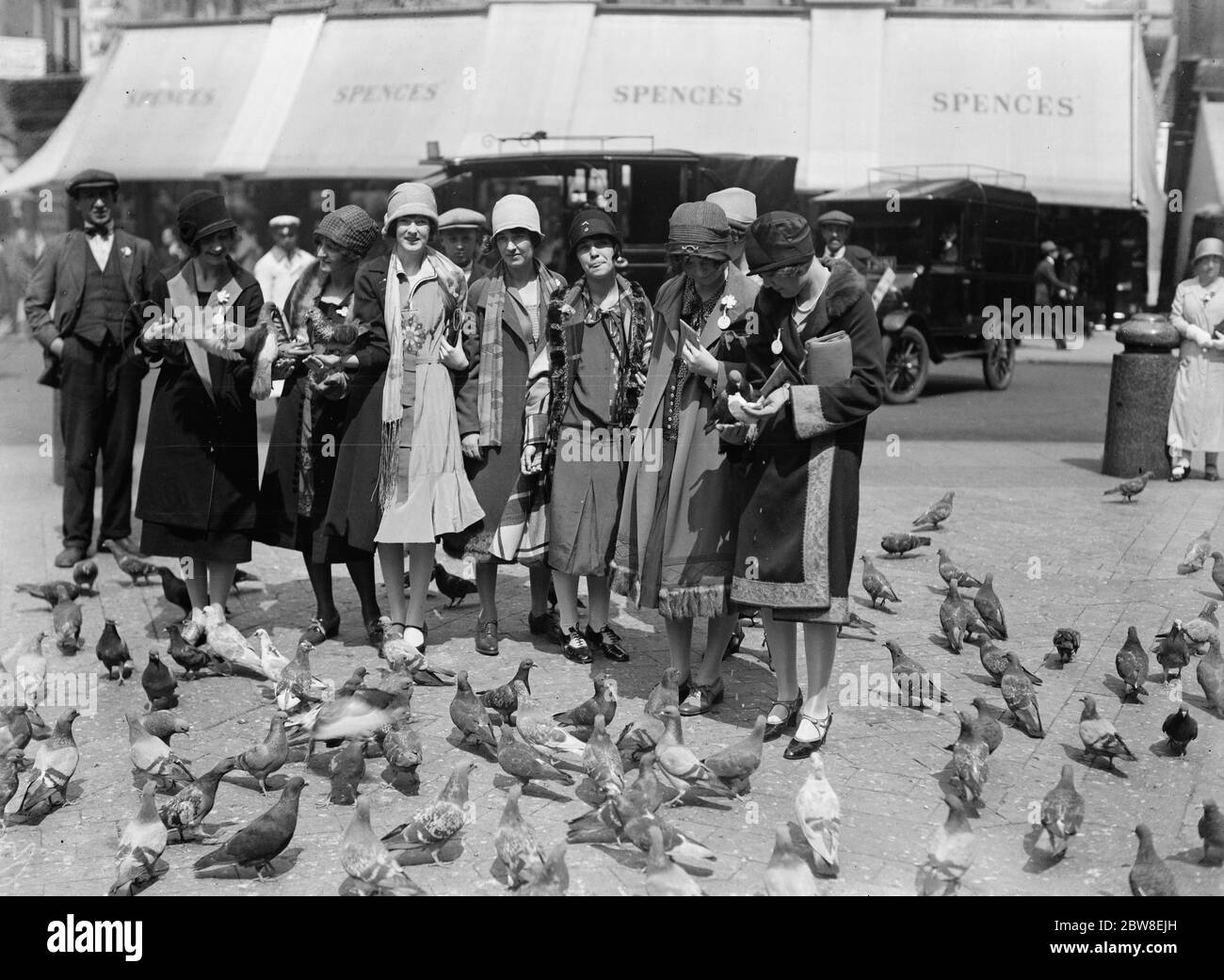 Amerikanische Studentinnen besuchen St. Paul's Kathedrale. 30 Juni 1926 Stockfoto