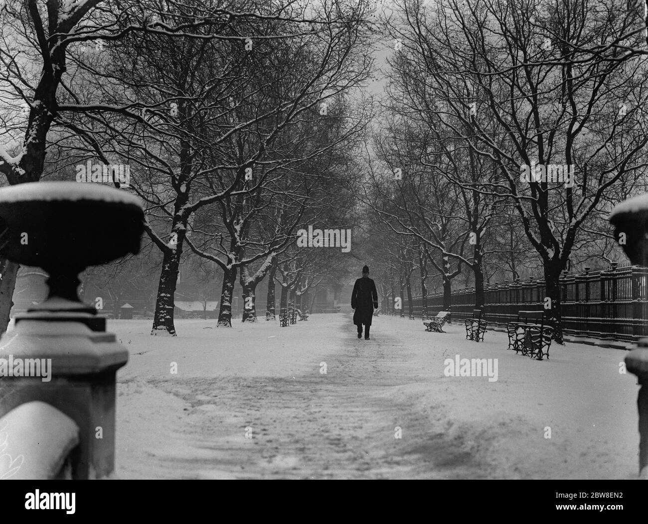 London im Winter ' s Griff . Ein Londoner Polizist auf seinem Schlag in scheinbar ländlicher Umgebung. Die Szene ist wirklich die Temple Gardens. 15. Januar 1926 Stockfoto