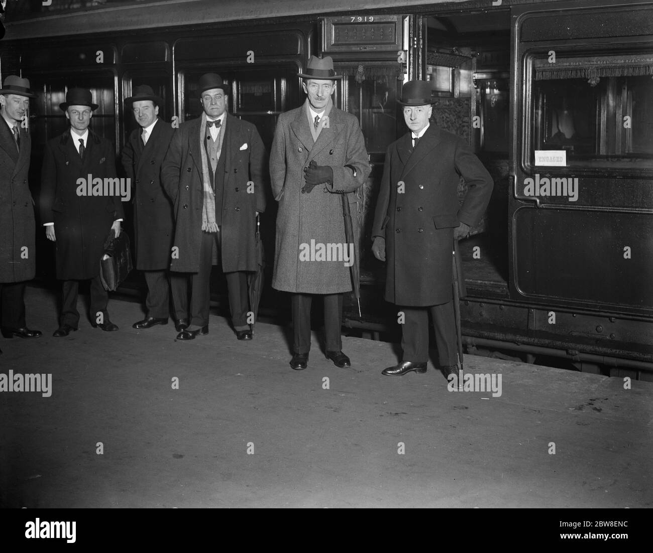 Abreise des irischen Präsidenten für Amerika und Kanada. James McNeil , der neue Generalgouverneur des irischen Freistaates , in Waterloo kurz vor dem Ausscheiden von Herrn Cosgrave ( rechts ) am 11. Januar 1928 Stockfoto