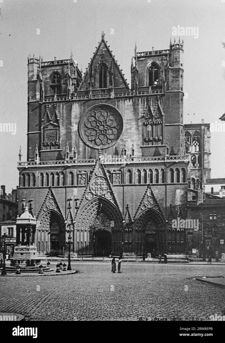 70 Menschen in ihrem Schlaf getötet, Mitternacht Terror und Zerstörung in Lyon. Kathedrale Von Lyon . 14. November 1930 Stockfoto