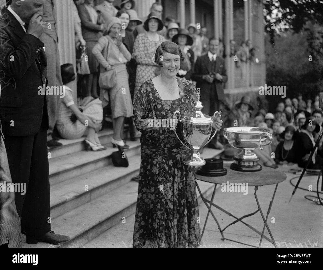 Frau gewinnt die Runde Britain Air Race. Die Auswahl der britischen Luftgeschwindigkeit Könige wurden von einer Frau, Miss Winifred Brown, in der King 's Cup Air Race geschlagen. Miss Brown erhält den Pokal von Sir Philip Sassoon . Juli 1930 Stockfoto