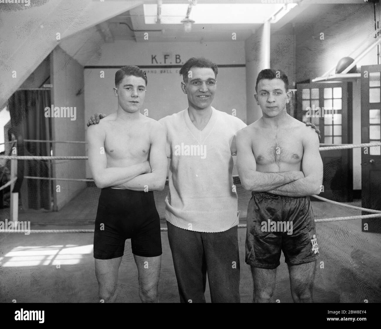 Boxer, Teddy Baldock (links) und Archie Bell. Sie werden in der Albert Hall treffen, um die Meisterschaft der Welt an der Bantamweight-Grenze zu entscheiden. Mai 1927 Stockfoto