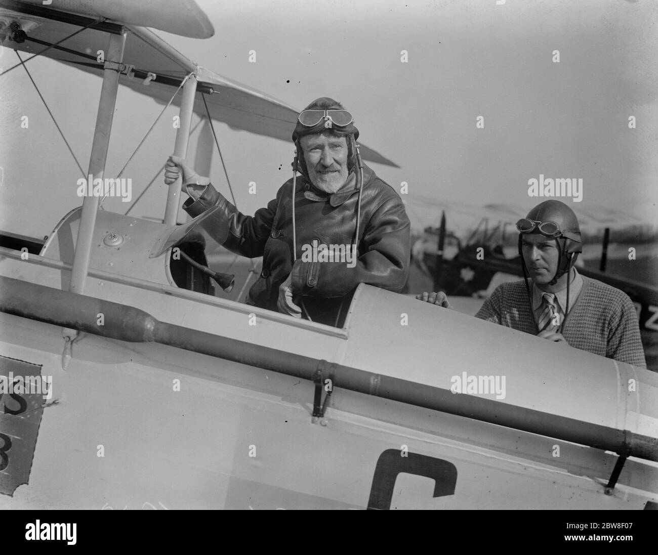 Eröffnung des Brooklands Aero Clubs . Sir Horace Plunkett wurde als erstes Mitglied des Brooklands Aero Club eingeschrieben und nahm einen Flug in der ersten Maschine des Clubs. Sir Horace Plunkett, das erste Mitglied des Clubs, der 75 Jahre alt ist, nimmt einen Flug. 29. April 1930 Stockfoto