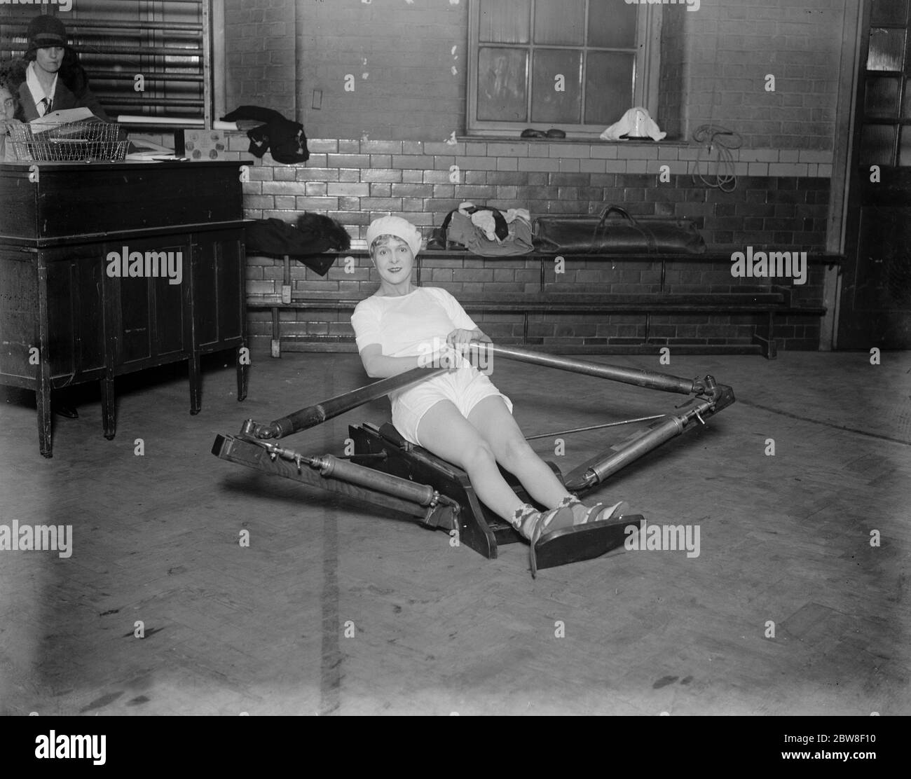 Englands populärer junger Filmstar am Mayfair Gymnasium. Miss Flora le Breton Training auf dem Indoor-Rudergerät am Mayfair Gymnasium .. 31. Januar 1930 Stockfoto