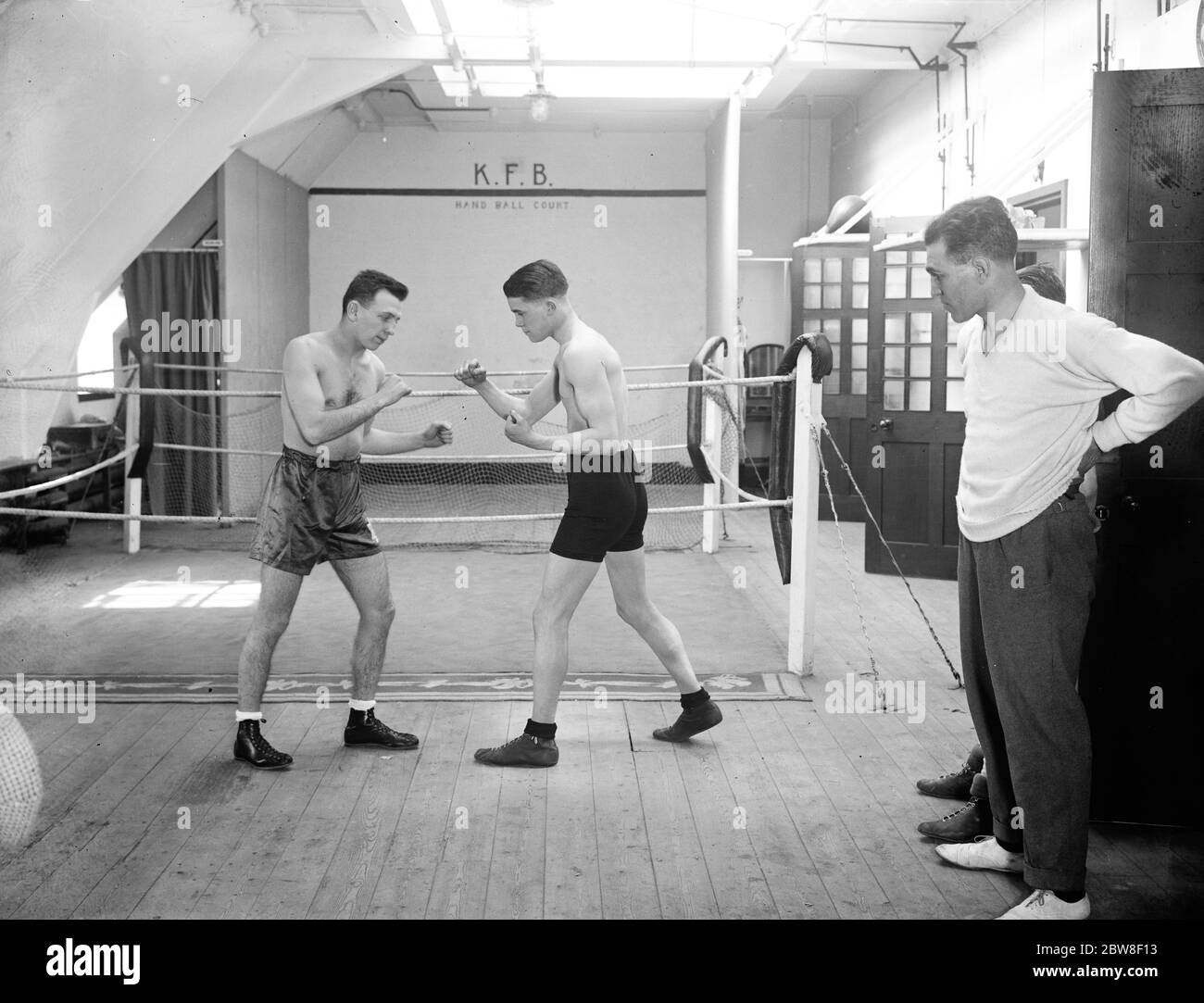Britische Boxer, Teddy Baldock (links) und Archie Bell. Sie treffen sich in der Albert Hall, um die Weltmeisterschaft an der Grenze des Bantamgewichts zu entscheiden. Mai 1927 Stockfoto