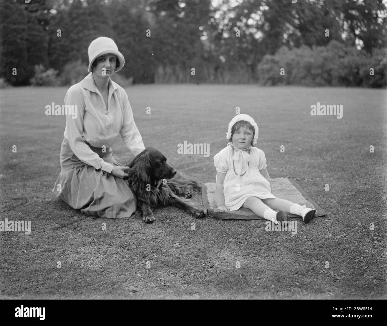 Lord und Lady Cottenhams Tochter getauft. Lady Cottenham mit ihrer älteren Tochter. August 1930 Stockfoto
