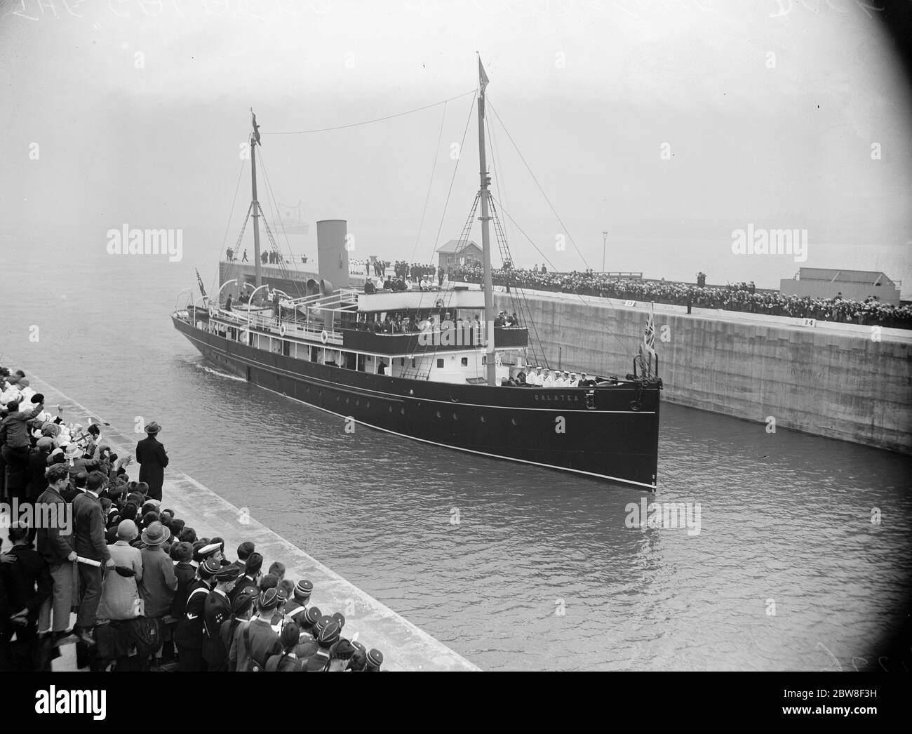 King und Queen öffnen Gladstone Dock in Liverpool. Die Galatea Eintritt in die Gladstone Lock und brechen das Band über den Eingang platziert. 19 Juli 1927 Stockfoto