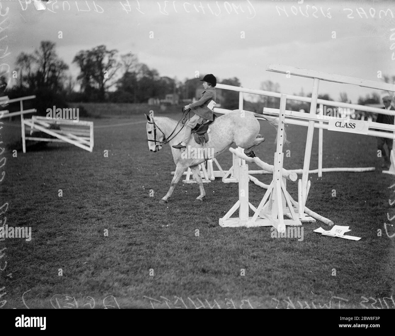 Melton Mowbray Polo Club Show. Miss twinks Bennett im Alter von 7 Jahren mit Silver Crown nimmt ein Hindernis in einem Stil ganz eigene , während der Kinder Pony Wettbewerb . 21 Mai 1932 Stockfoto