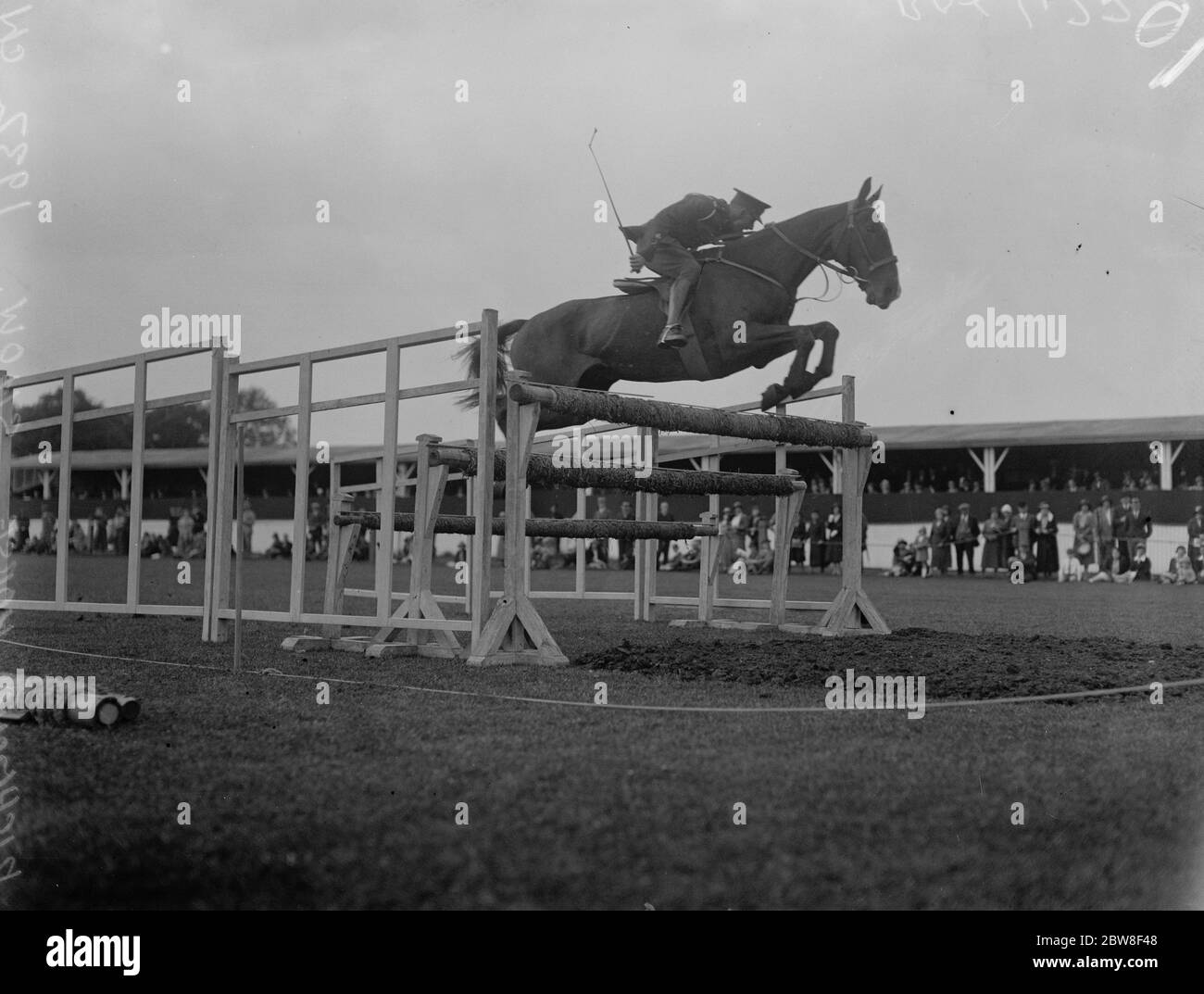 Royal Horse Show in Richmond. Lieut Col Needham 's Simon in der Jumping Class. Juni 1932 Stockfoto