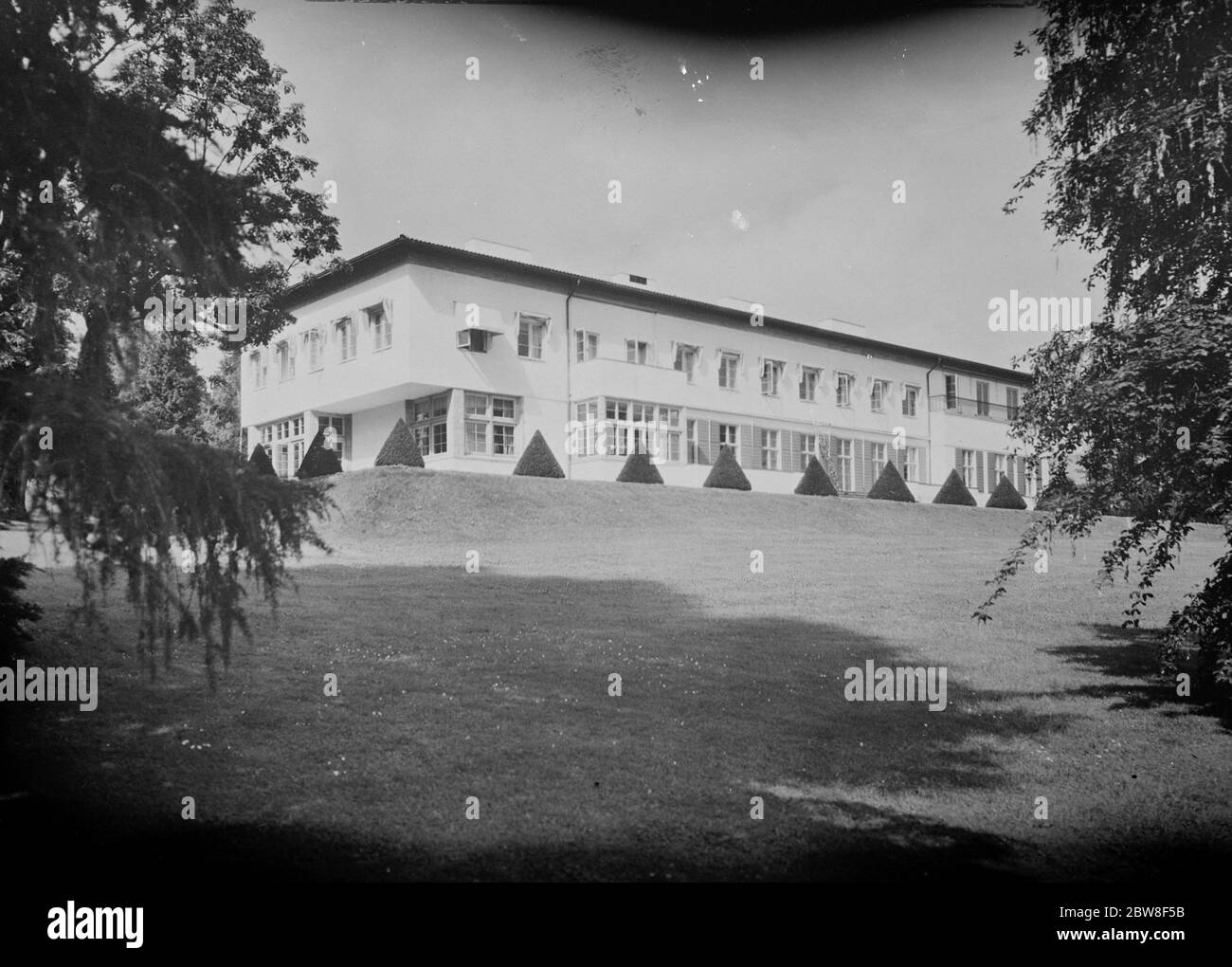 Von der Asche , Skaugum , Prinz und Prinzessin Olaf ' s Sommerhäauses in der Nähe von Oslo , die gerade komplett seit dem verheerenden Brand im Jahr 1930 wieder aufgebaut wurde . Das Haus, es wird in Erinnerung bleiben, wurde dem Kronprinzen als Hochzeitsgeschenk von Herrn Wedel Jarlsberg, dem norwegischen Minister in Paris, überreicht. 12. September 1932 Stockfoto