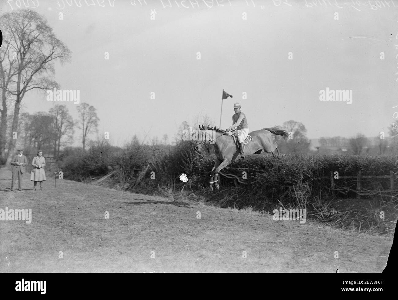 Die Haushaltskavallerie Punkt zu Punkt treffen in Kimble in der Nähe Aylesbury . Lord Dormer, der einen Sprung auf seinem Pferd ' Michael II ' in der Lebensgarde Regimentsrasse. 25 März 1931 Stockfoto
