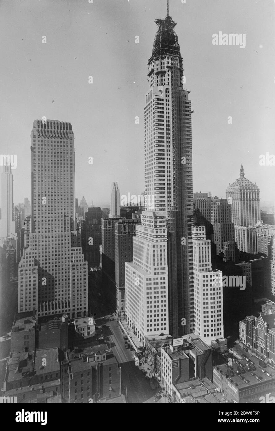 Das höchste Gebäude der Welt. Das höchste Gebäude der Welt, das neue Chrysler-Gebäude, das kurz vor der Fertigstellung steht. Es ist 68 Stockwerke hoch über 808 Fuß. Links nach rechts oben, das Lefcourt Colonial Gebäude, der Chanin, schräg gegenüber von der Chrysler an 42 Street und Lexington, und bei tirhgt, die New York Central. Die Paramount kann in der Ferne gesehen werden, links von der Mitte. 30. Oktober 1929 Stockfoto