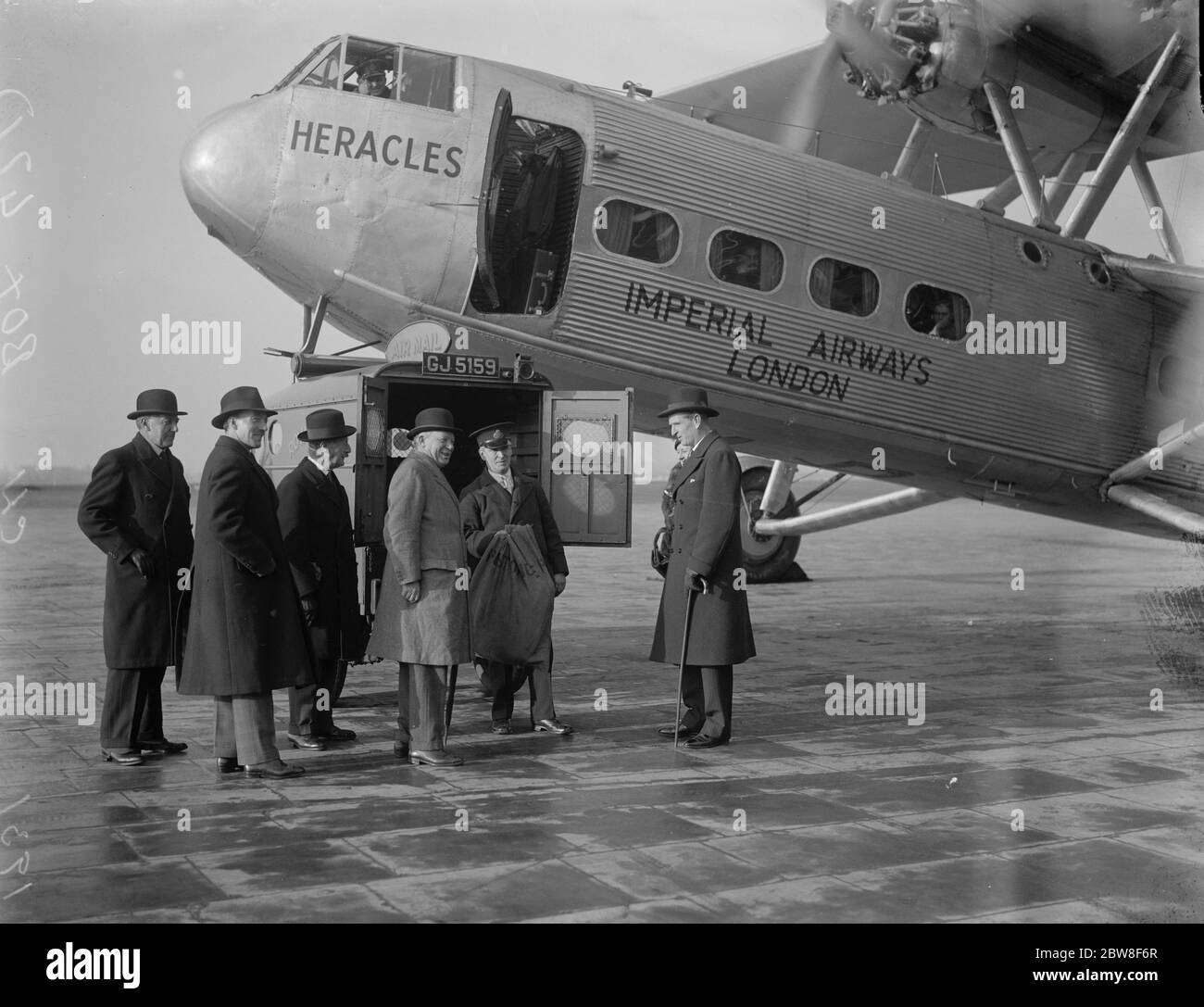 Weihnachtsmails für Südafrika . Die Postbehörden haben mit der Imperial Airways Vereinbarungen für den Versand von Weihnachtsbriefen und Paketen per Flugzeug nach Südafrika getroffen. Das Flugzeug wird in Croydon geladen. Dezember 1931 Stockfoto