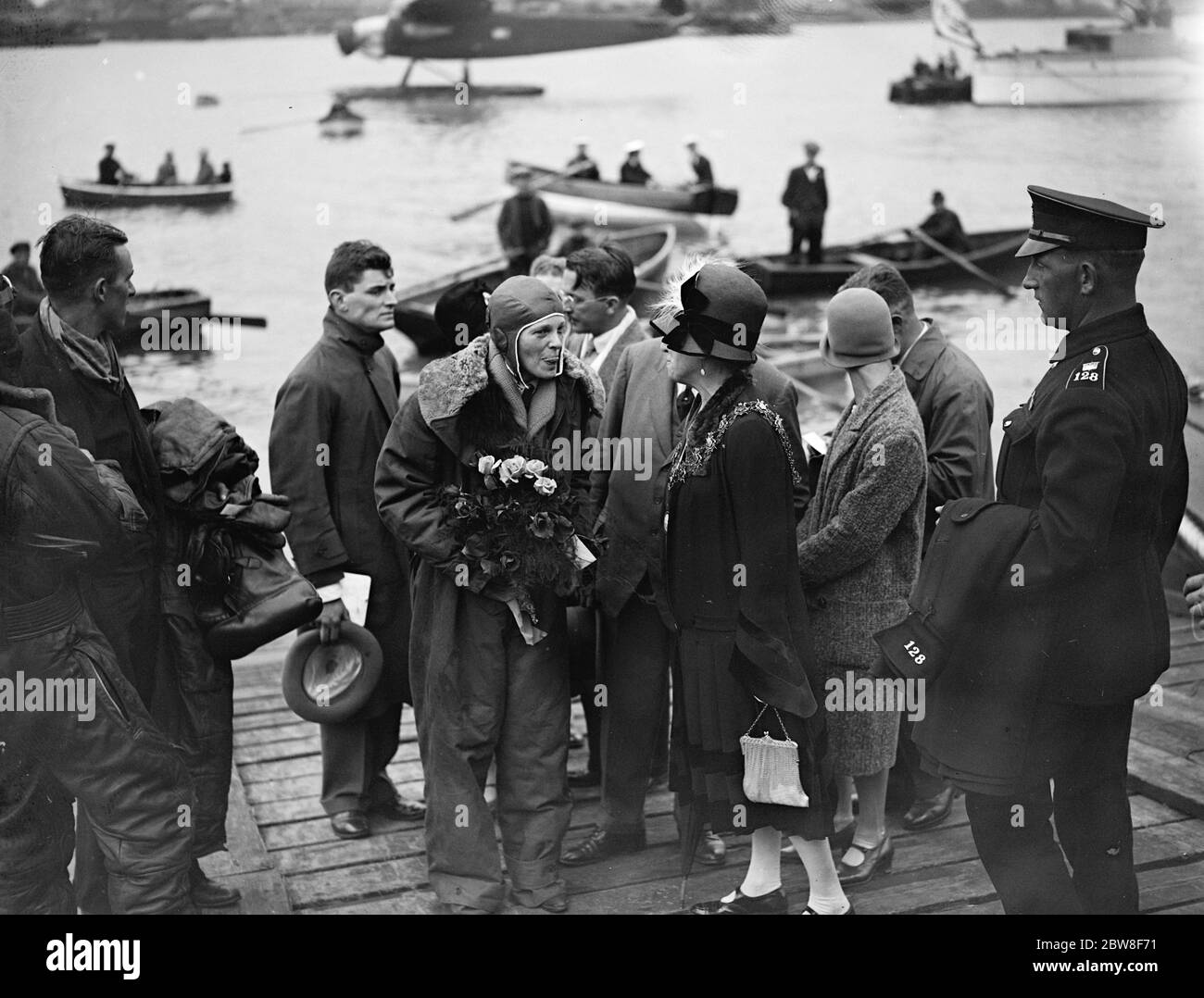 Die Ankunft der Freundschaft in Southampton . Miss Amelia Earhart nimmt einen Strauß vom Bürgermeister von Southampton entgegen. 19 Juni 1928 Stockfoto