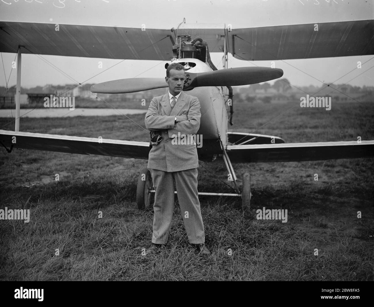 London nach Kapstadt mit Moth. Kapitän Bentley steht vor seiner Maschine. Bis 30. August 1927 Stockfoto