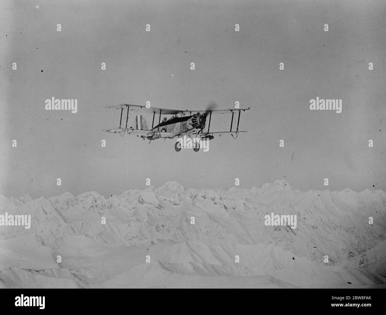 Die RAF überwacht die NW-Grenze Indiens. Eine Bodenfahrt von etwa zwei Wochen wurde per Flugzeug in etwa 2½ Stunden durchgeführt. Ein RAF Wapiti Flugzeug (mit Benzin unter dem unteren Flügel getragen) Überquerung einer Reihe von Bergen auf einem Flug von Peschawar nach Gilgit, in Kaschmir. 20. Januar 1932 Stockfoto