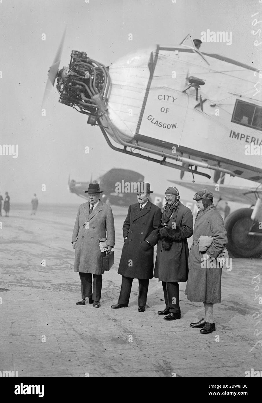 Großbritannien öffnet die größten Luftwege der Welt. Sir V Vyvan von Imperial Airways, Major Brackley, DSO, Reserve Pilot, Kapitän ALS Wilcockson, und Sir S Hoare, der Passagier in Ägypten fotografiert in Croydon vor dem Start der Stadt Glasgow. 30. September 1929 Stockfoto