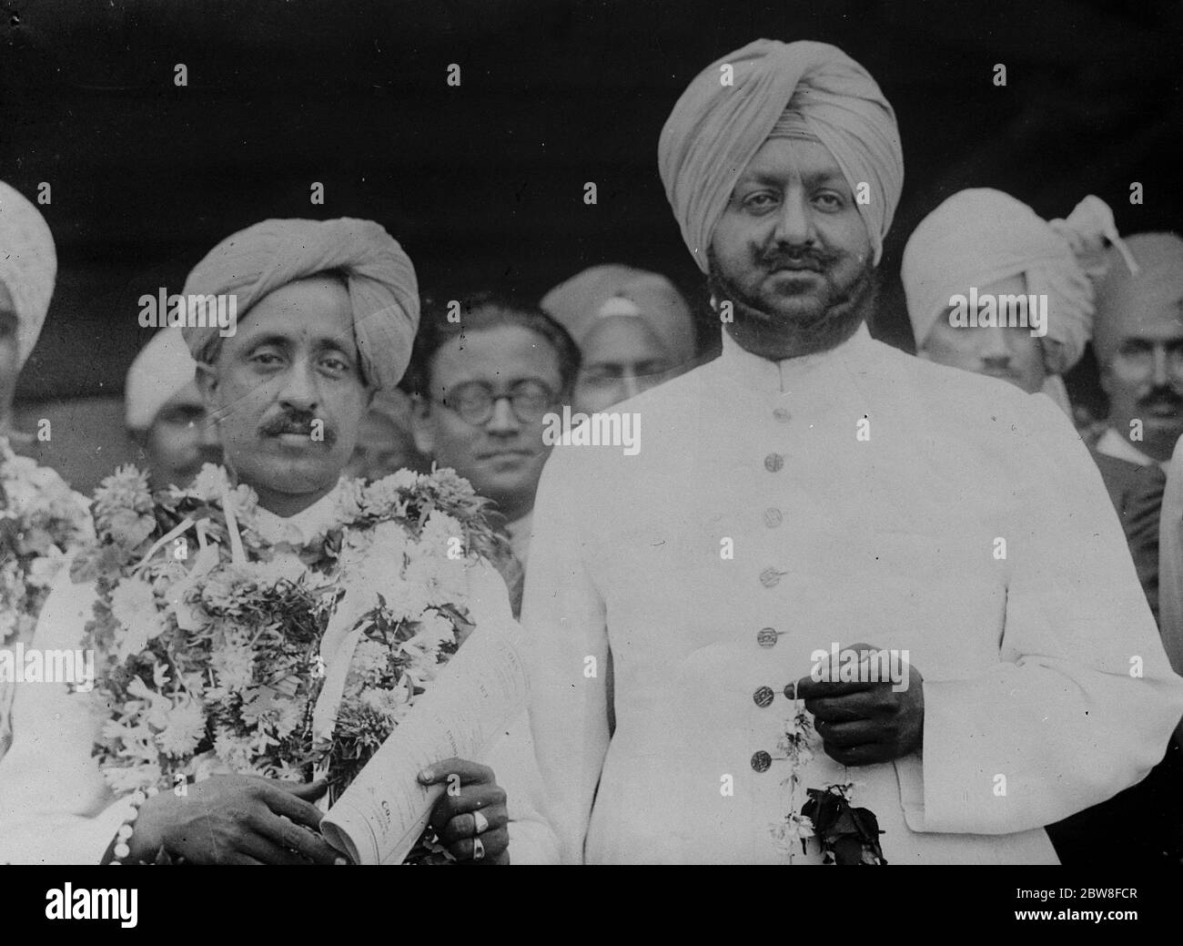 Bemerkenswerte Delegierte an der Round Table Konferenz . H H der Maharaja von Dholpur, der hier gesehen wird, nachdem er mit Girlanden von Blumen geschmückt, mit der Marajah von Pariala vor dem Verlassen Bombay nach London. 24. September 1931 Stockfoto