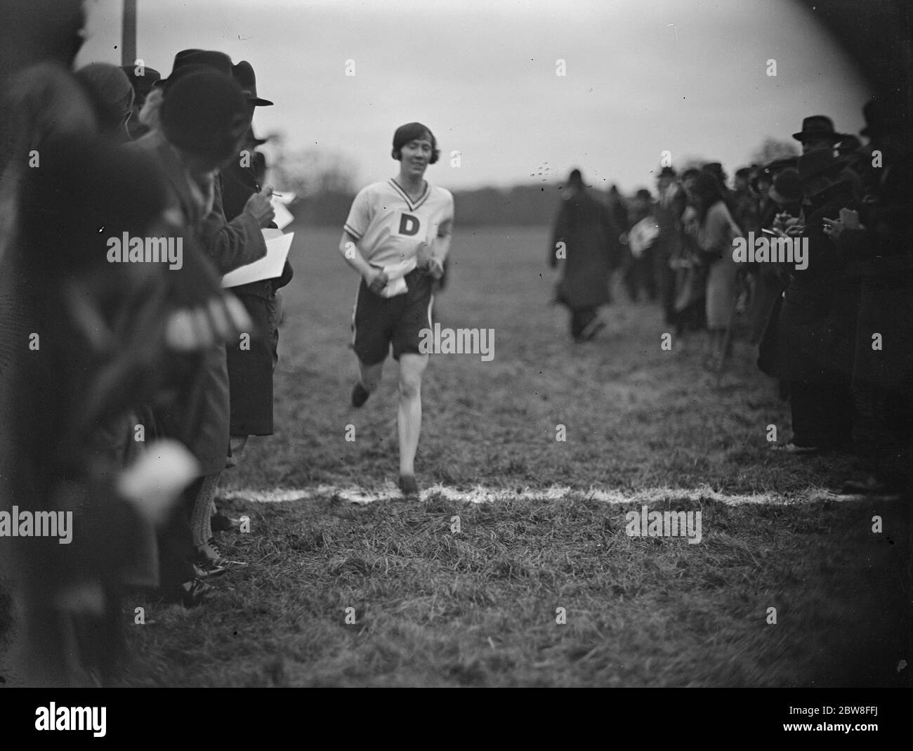 Neue Meisterschaft für Frauen . Die erste Südmeisterschaft der Frauen AAA zog über 100 Läufer an. Das Rennen wurde über eine drei Meilen Strecke in Hall Barn Park, Beaconsfield, Lord Burnhaham ' s Estate. Miss Style (Littlehampton) der ehemalige National Champion, der als Einzelperson eingegeben, das Rennen zu gewinnen. 16. Januar 1932 Stockfoto