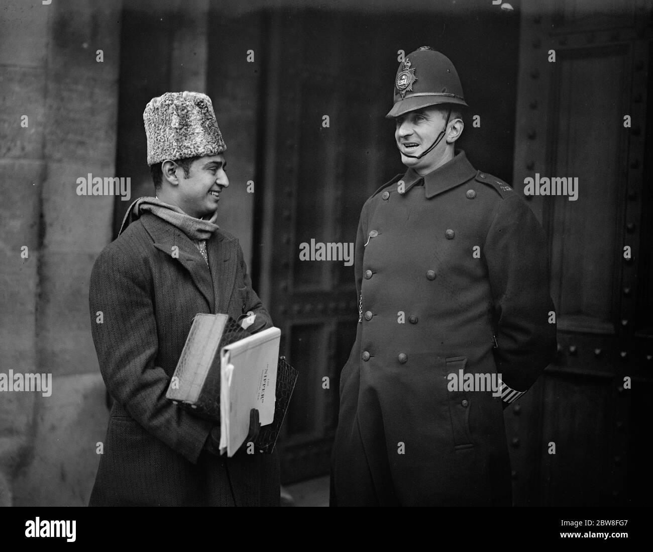 Indien Round Table Konferenz im House of Lords . Syed Amjad Ali, Ehrensekretär, muslimische Delegation auf der Konferenz, genießt einen Witz mit einem Polizisten bei der Ankunft. 23. November 1932 Stockfoto
