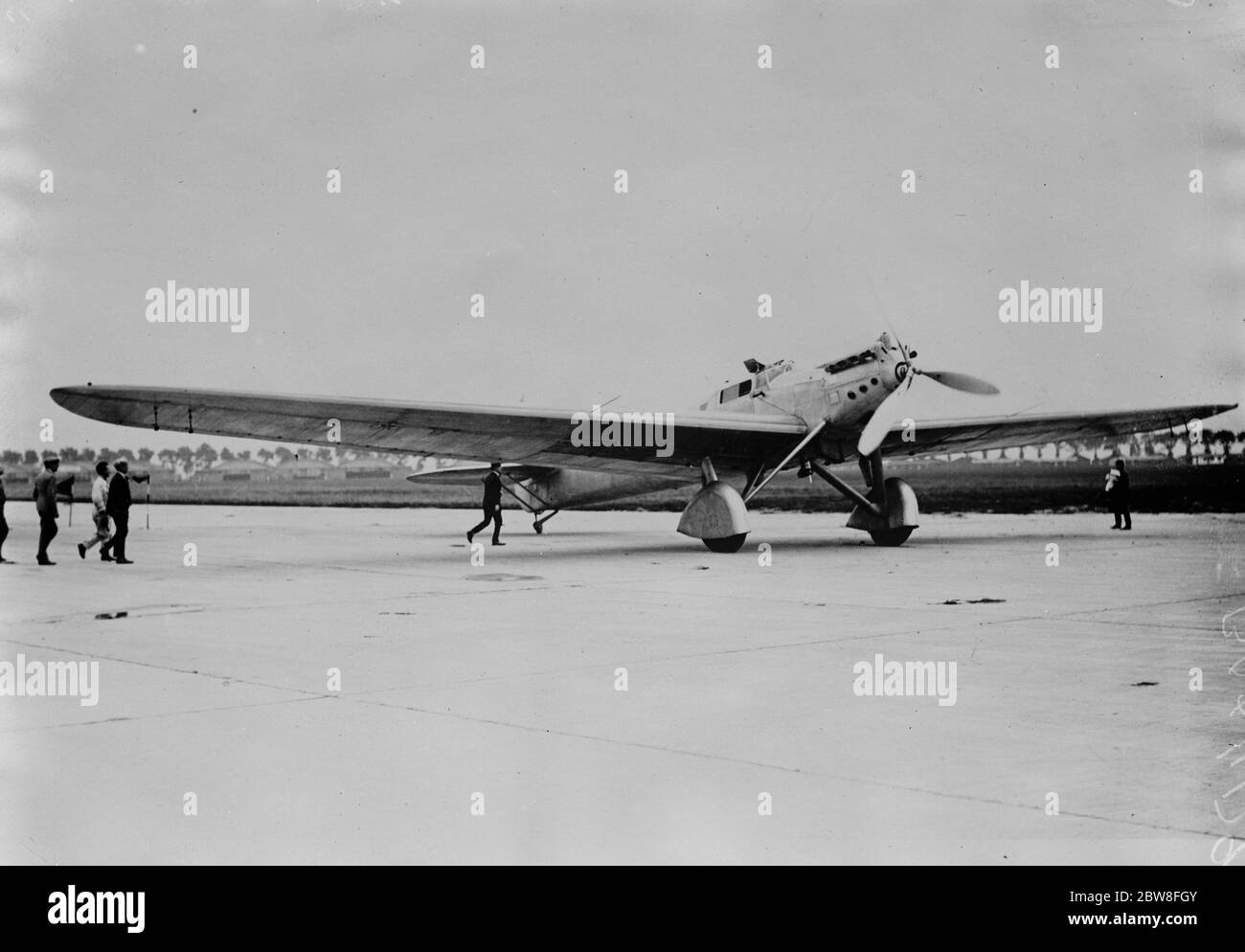 Versuchen Sie, die Langstrecken-Weltrekordflug zu schlagen. LT Le Brix und M Marcel Doret versuchen, von Paris nach Tokio zu fliegen, um den Fernrekord im Flugzeugabstrich II zu brechen. Das Flugzeug verlässt . 11. September 1931 Stockfoto