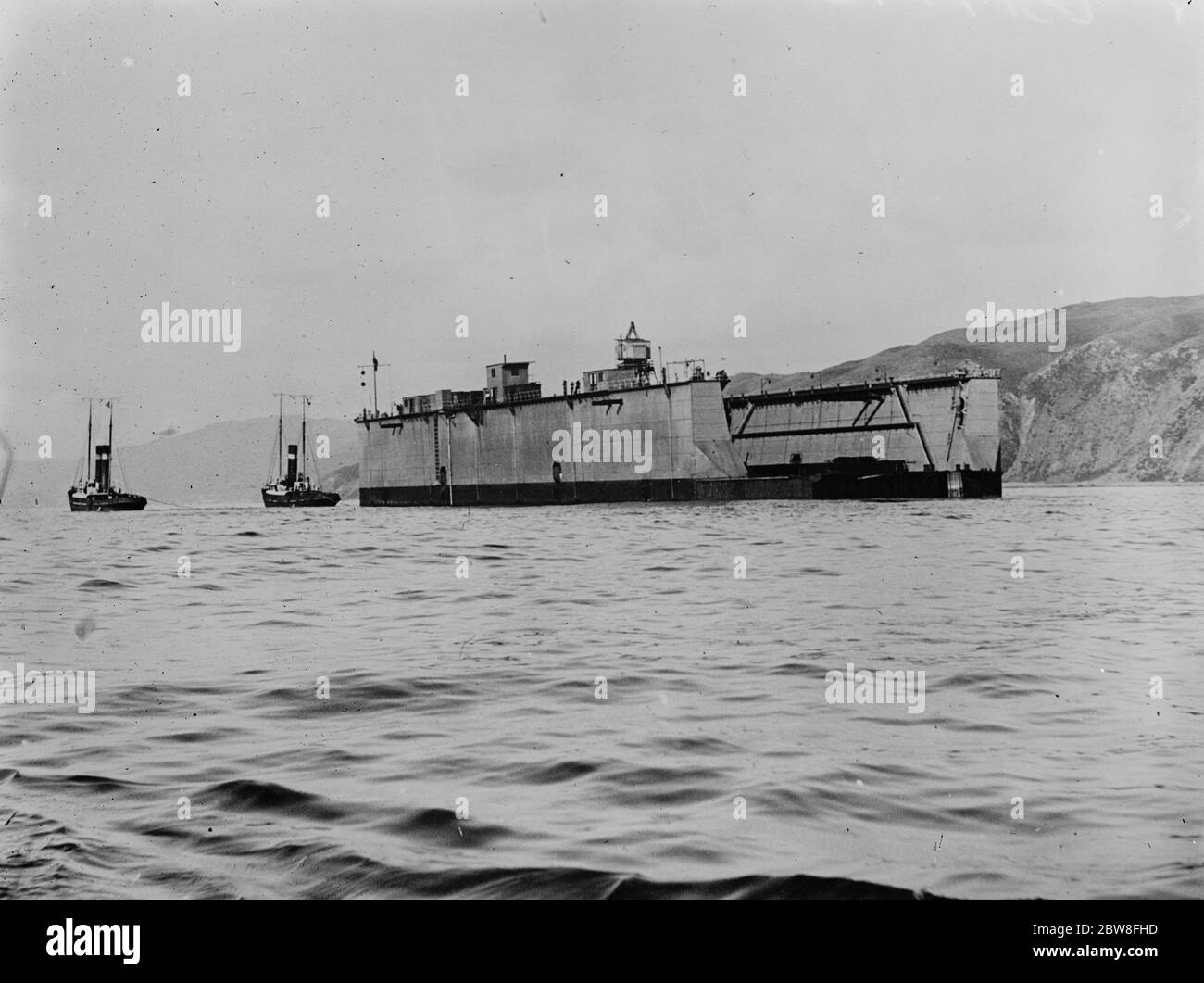 Ende des längsten Abschlepps auf Rekord . Die Wellington (NZ) Harbour Board 's Jubilee schwimmenden Dock erreicht sein Ziel nach seinem 166. Tag auf See von der Tyne (England). Das schwimmende Dock Jubilee nähert sich ihrer Endposition. 29. Januar 1932 Stockfoto