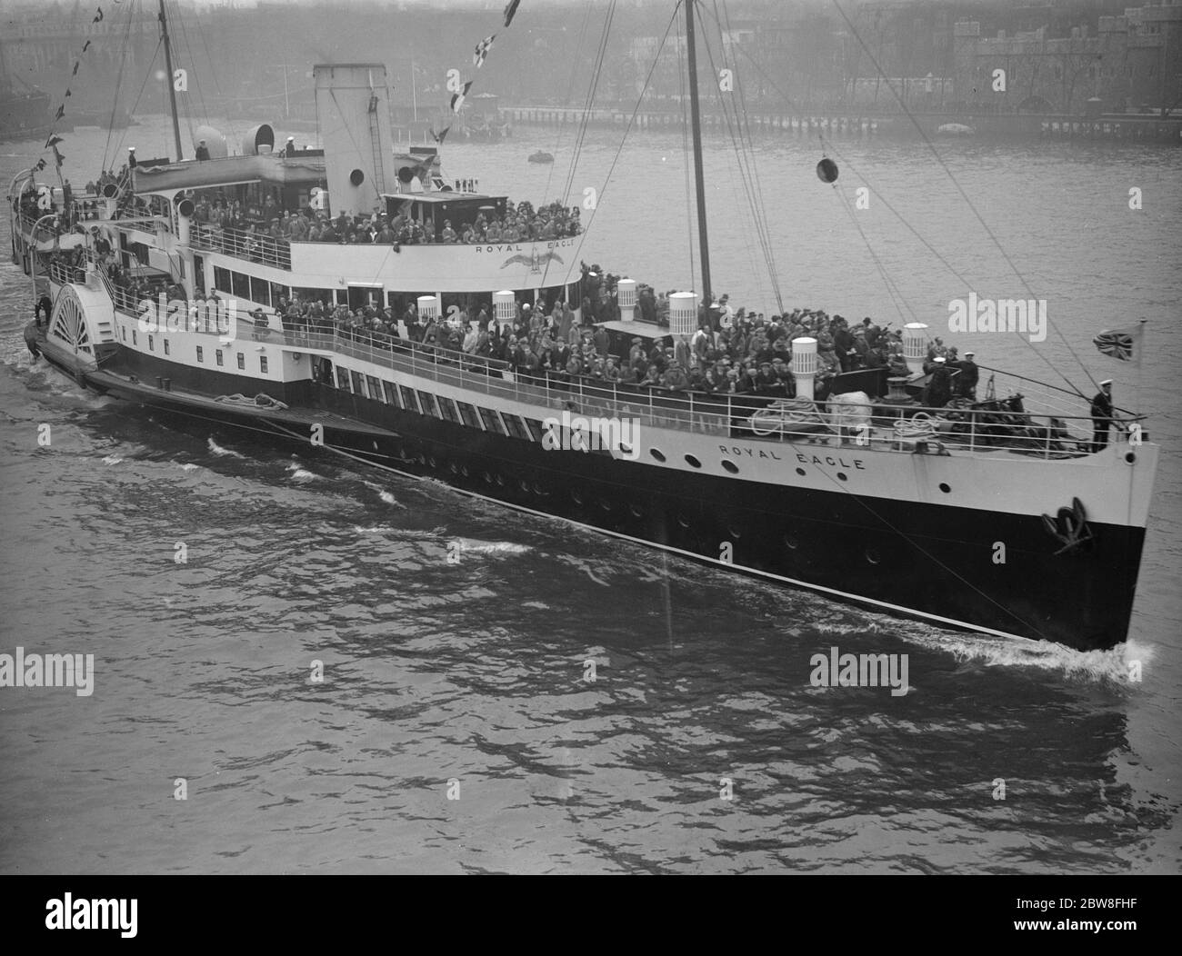 Neuer Lustdampfer fährt für Jungfrauenfahrt vom Tower Pier ab. Der Königsadler auf ihre Reise. 14 Mai 1932 Stockfoto