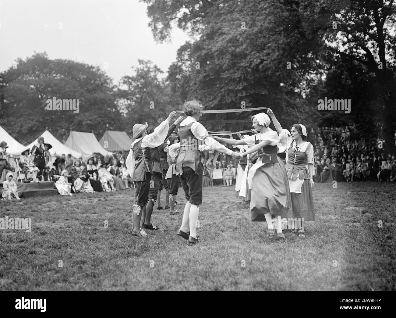 Eine Mittsommermaske im Hyde Park. Ein Bransle tanzte von einigen der Damen und Herren des Hofes. Juni 1932 Stockfoto