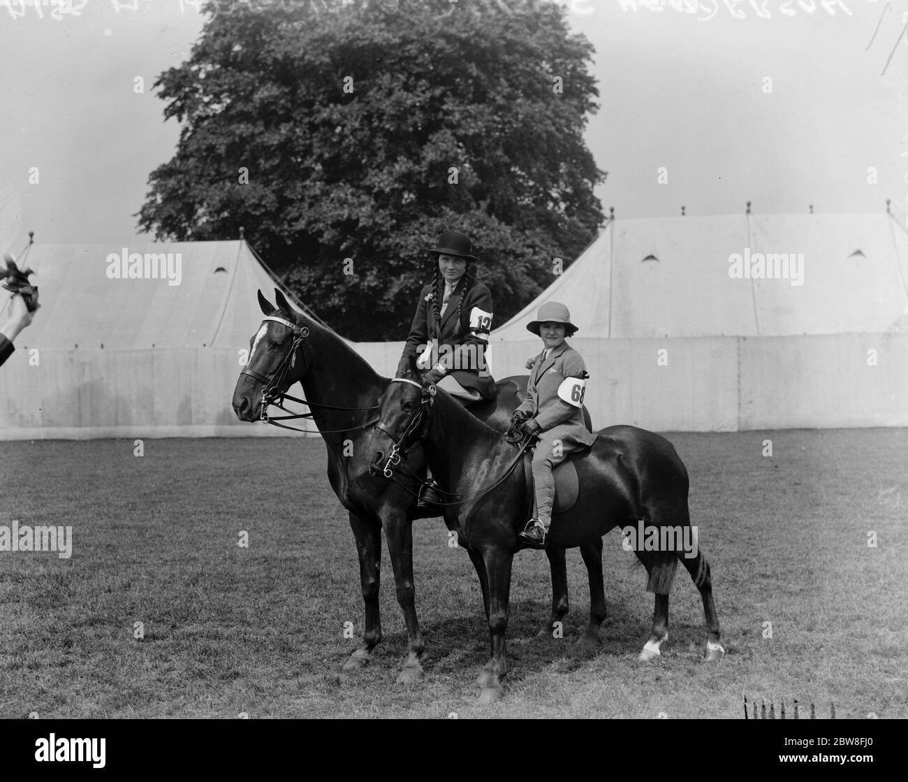 Royal Horse Show in Richmond. Miss Mary Haggie auf Cadogan Tulip (links) und Miss Cherry Henderson Scott auf Cadagon Diana, die beide erste Preise in Kinderklassen gewonnen. 10 Juni 1932 Stockfoto