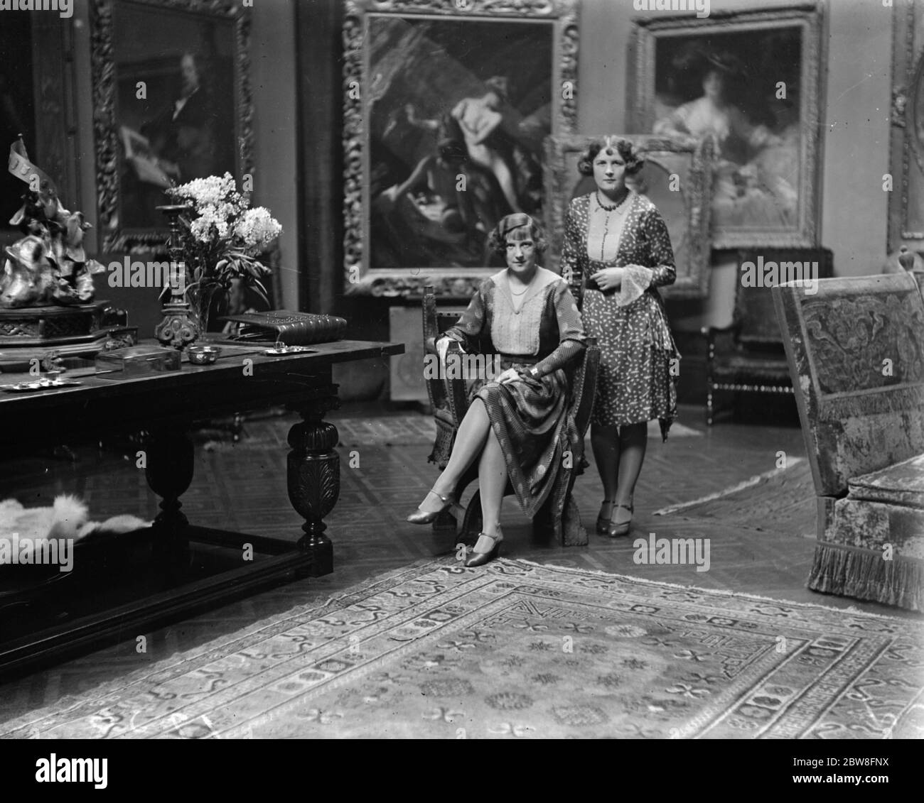 Zwillingstöchter des berühmten Künstlers, Herrn Frank O Salisbury. Seine Töchter, Sylvia und Monica. Februar 1930 Stockfoto