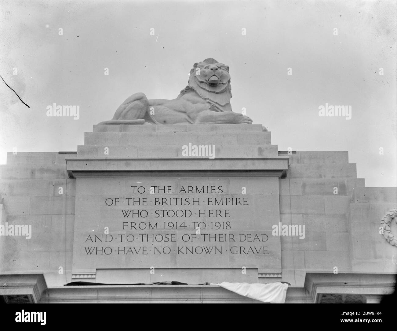 Das Menin Gate Denkmal enthüllt in Ypern, Belgien. Der Löwe überragt das Denkmal und die Tafel, die enthüllt wurde. 24 Juli 1927 Stockfoto